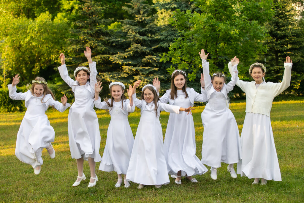 Fotograf na komunię grupową w parafii dla dzieci klas 3 szkoły podstawowej w Nowej Soli. 