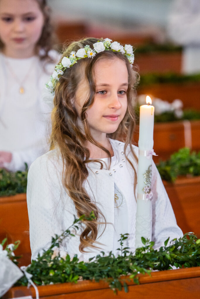 fotograf na komunie grupową w parafii. 