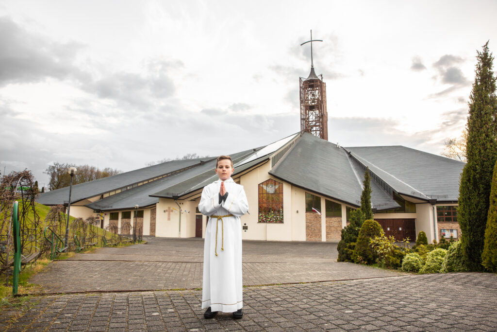 Fotograf na komunię grupową w parafii dla dzieci klas 3 szkoły podstawowej w Żaganiu