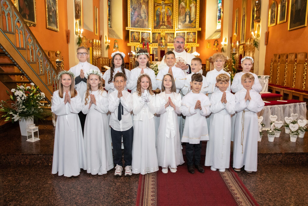 Fotograf na komunię grupową w parafii dla dzieci klas 3 szkoły podstawowej w Warszawie. 