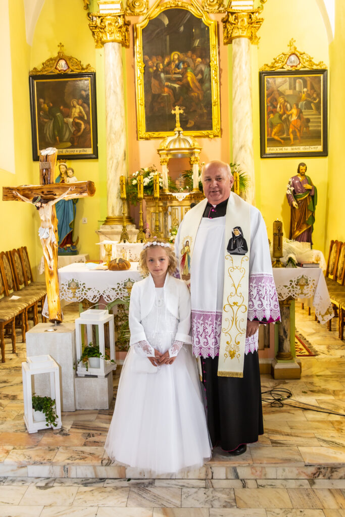 Poradnik dla rodziców pierwszokomunijnych: Czy warto zatrudnić fotografa indywidualnie skoro w kościele jest fotograf komunijny?